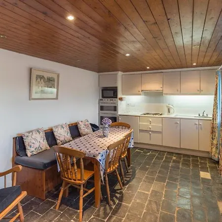 Chateau Sleeps 20 Pool Wifi Holiday home Glandore