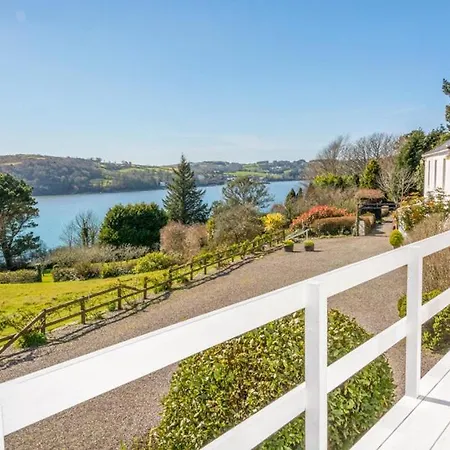 Chateau Sleeps 20 Pool Wifi Holiday home *