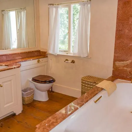Chateau Sleeps 20 Pool Wifi Holiday home *