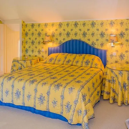 Chateau Sleeps 20 Pool Wifi Holiday home *
